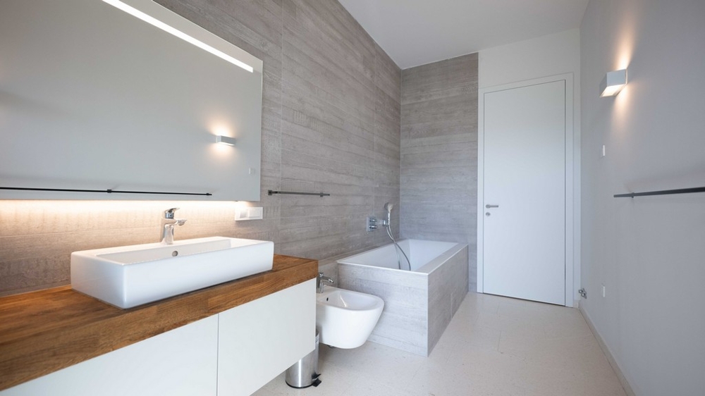 Salle de bains moderne avec baignoire et équipement haut de gamme