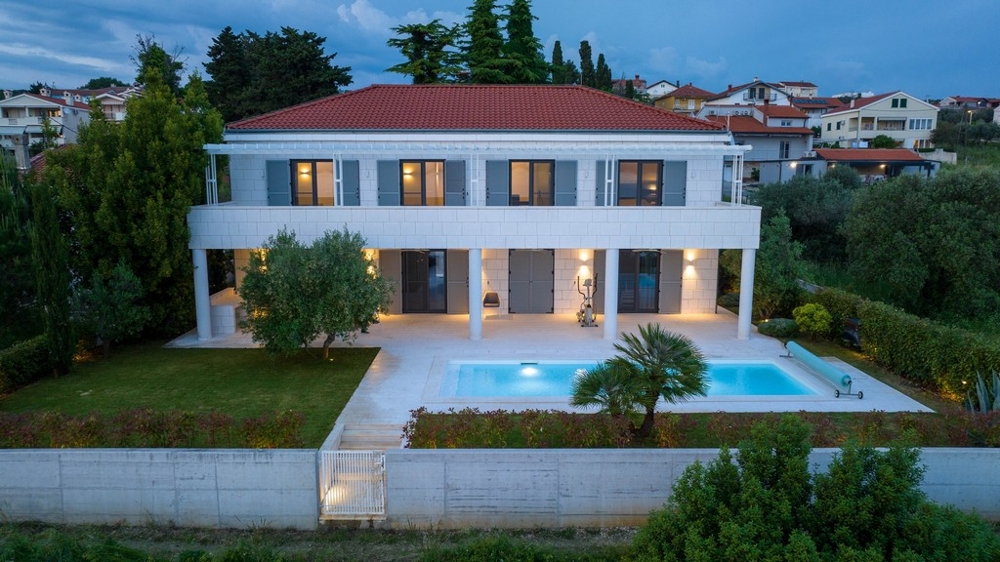Villa méditerranéenne en 1re ligne sur la mer à vendre en Croatie.