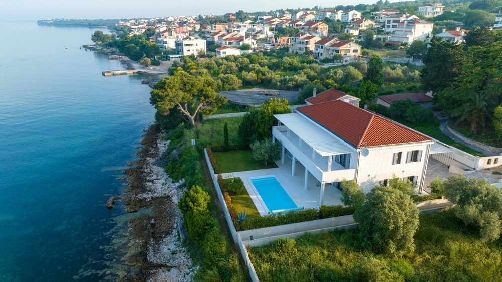 Villa en pierre en première ligne sur la mer avec piscine et jardin en Dalmatie