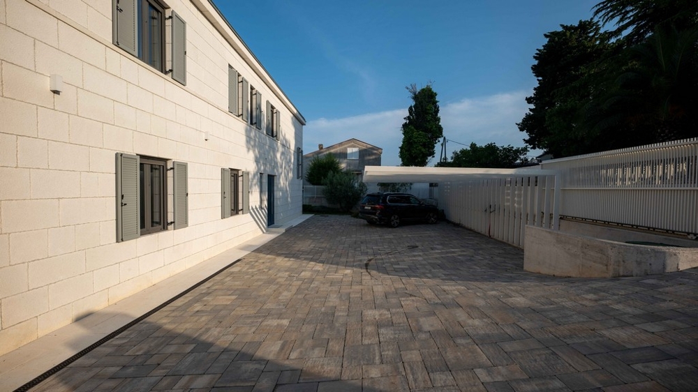 Vaste terrain avec villa moderne et piscine en bord de mer