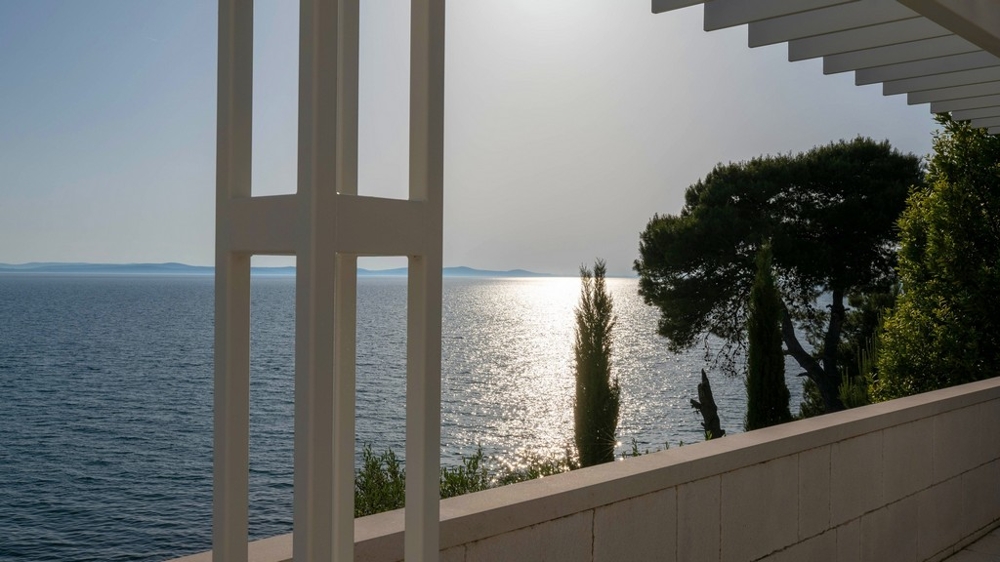 Terrasse avec vue mer et végétation méditerranéenne dans un cadre calme