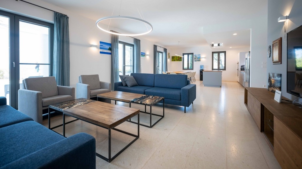 Séjour clair avec grandes baies vitrées et agencement ouvert