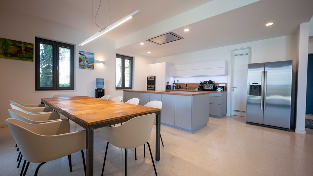 Cuisine moderne avec îlot et grande table à manger