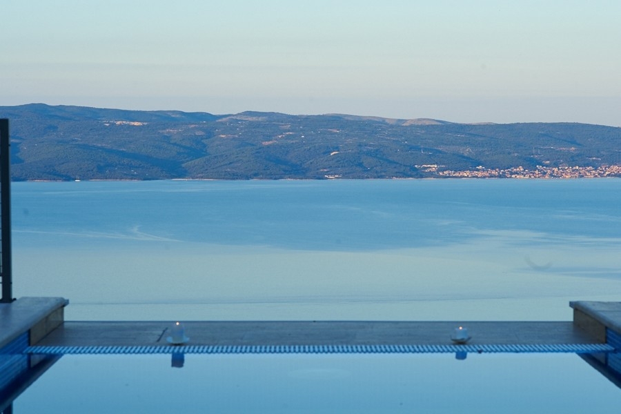 Piscine à débordement du bien H3864 près de Split en Croatie - Panorama Scouting.