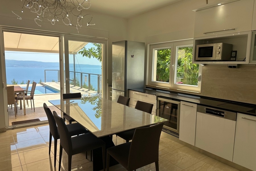 Cuisine avec vue sur la terrasse et la mer