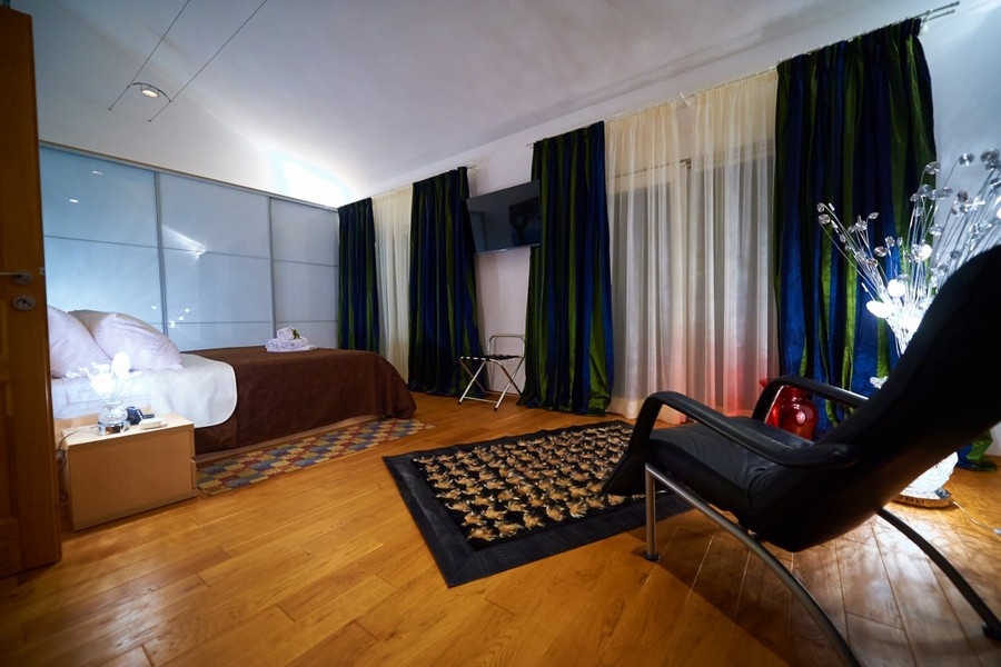 Spacieuse chambre avec parquet et coin salon