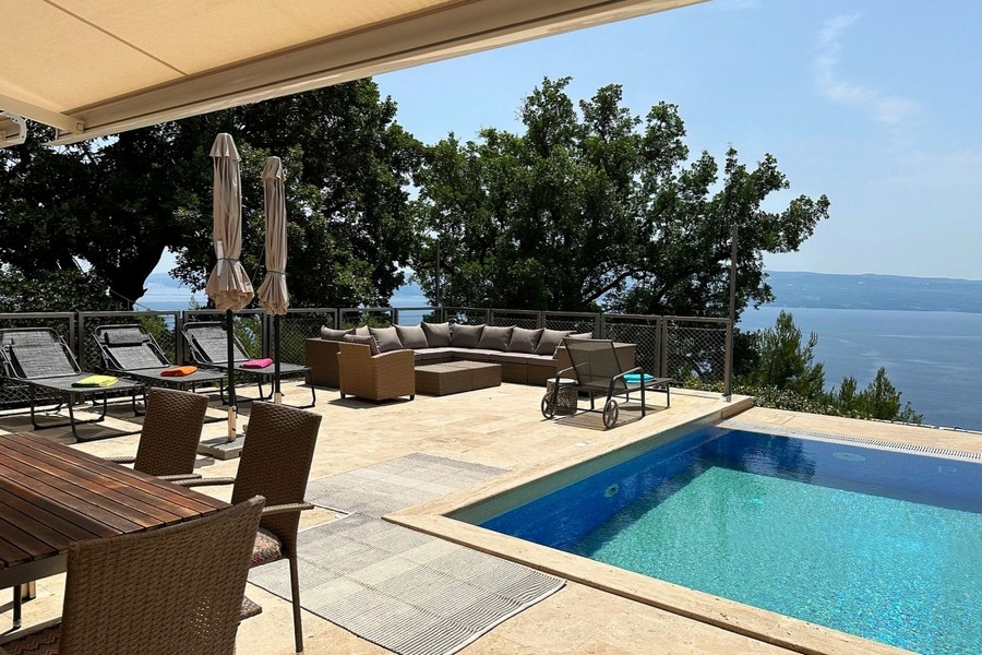 Terrasse avec piscine et vue mer