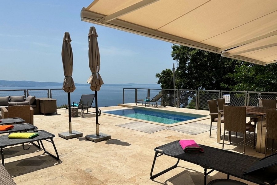 Solarium avec transats et vue sur la mer