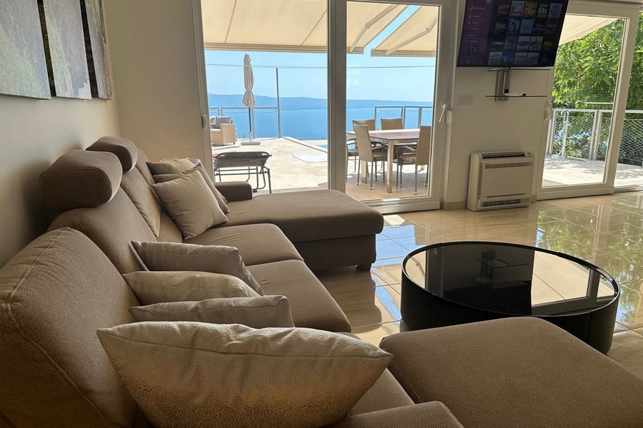 Séjour avec accès à la terrasse et vue mer