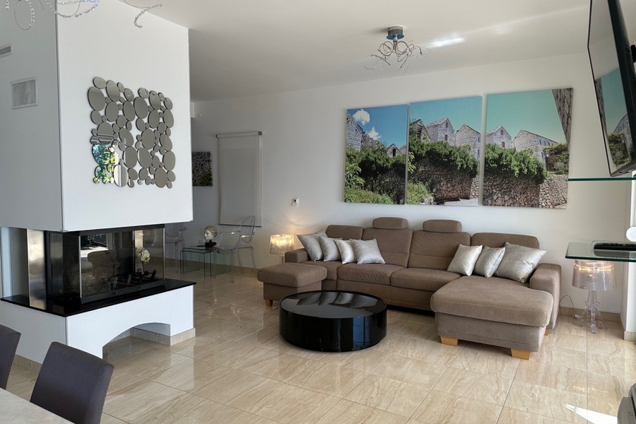 Séjour moderne avec cheminée et coin salon