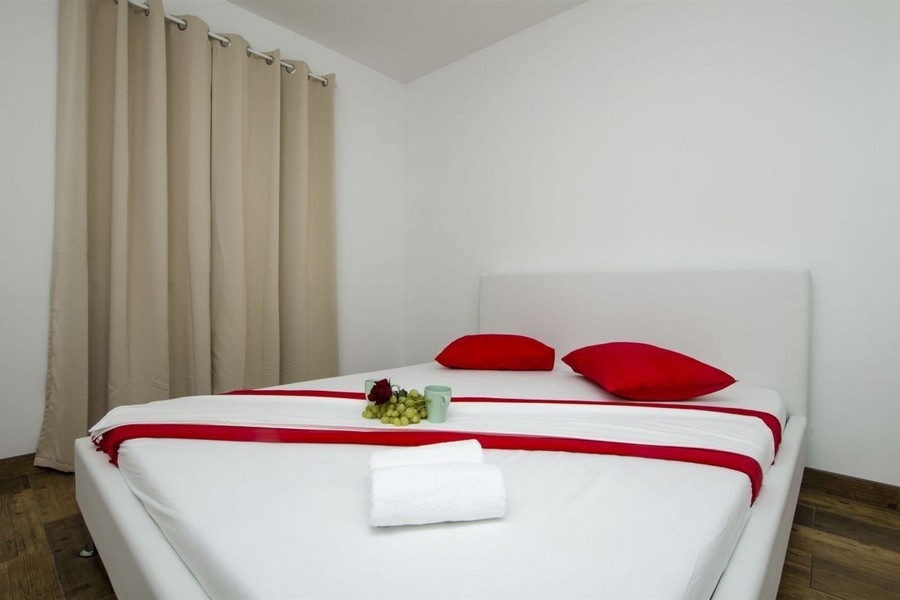 Chambre avec lit double et décoration claire