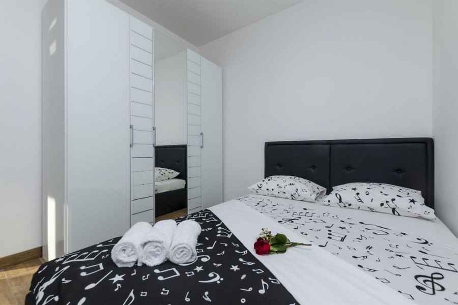 Chambre avec lit et penderie