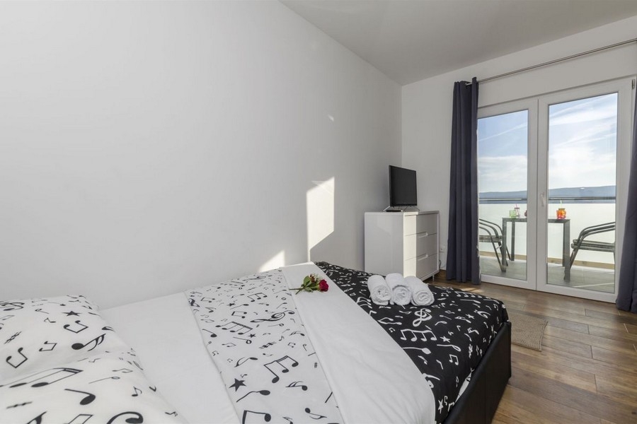 Chambre avec accès au balcon et vue mer