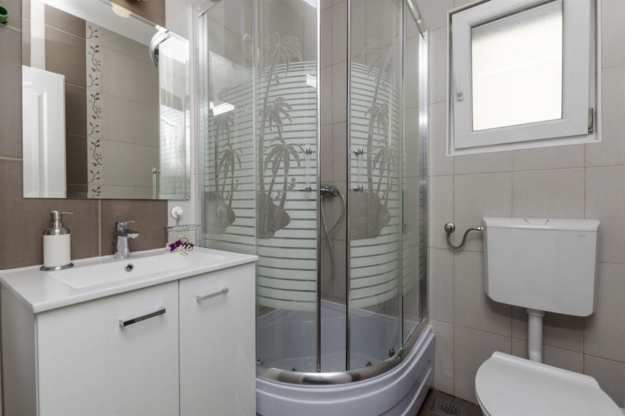 Salle de bains avec douche et lavabo
