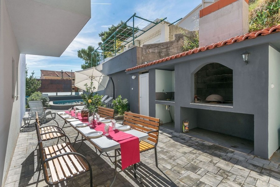 Terrasse ouverte avec piscine et vue mer