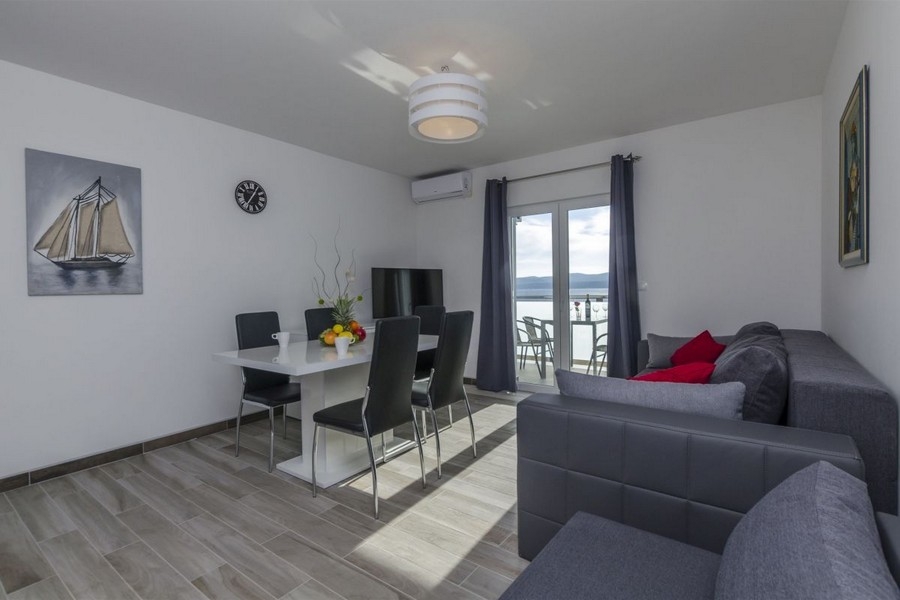 Salon avec accès au balcon et vue mer