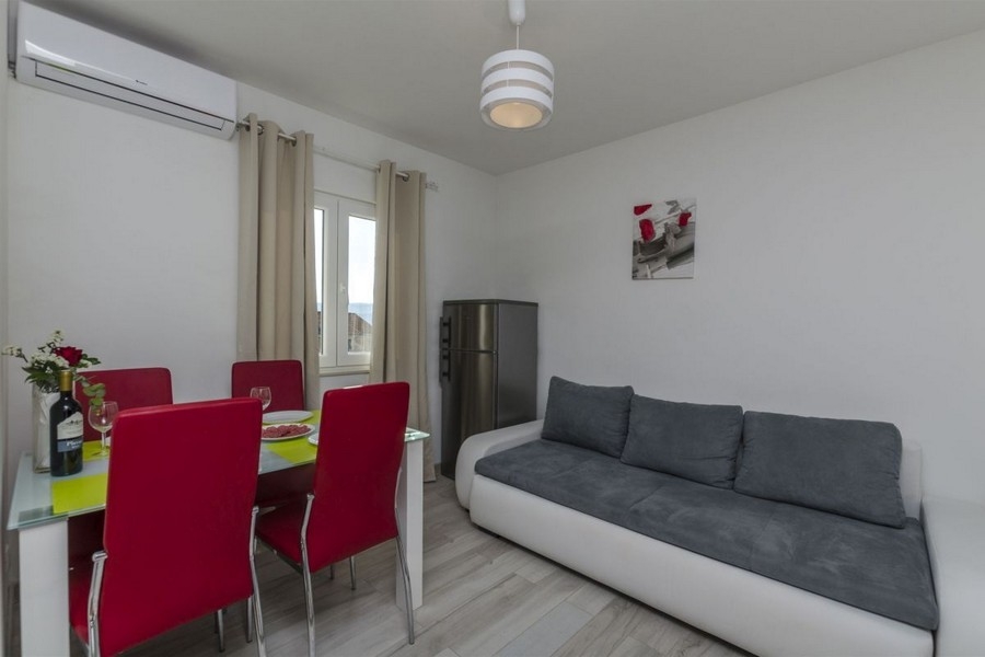 Appartement avec canapé et coin repas