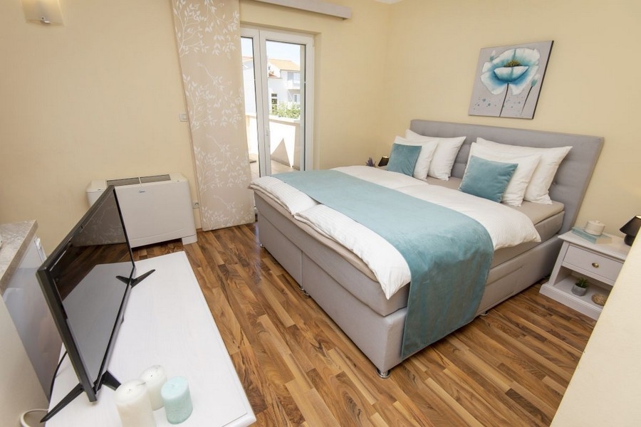Chambre avec lit double et accès au balcon