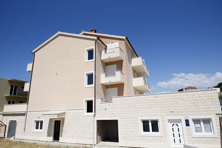 Maison / pension avec plusieurs logements à vendre près de Split en Croatie.