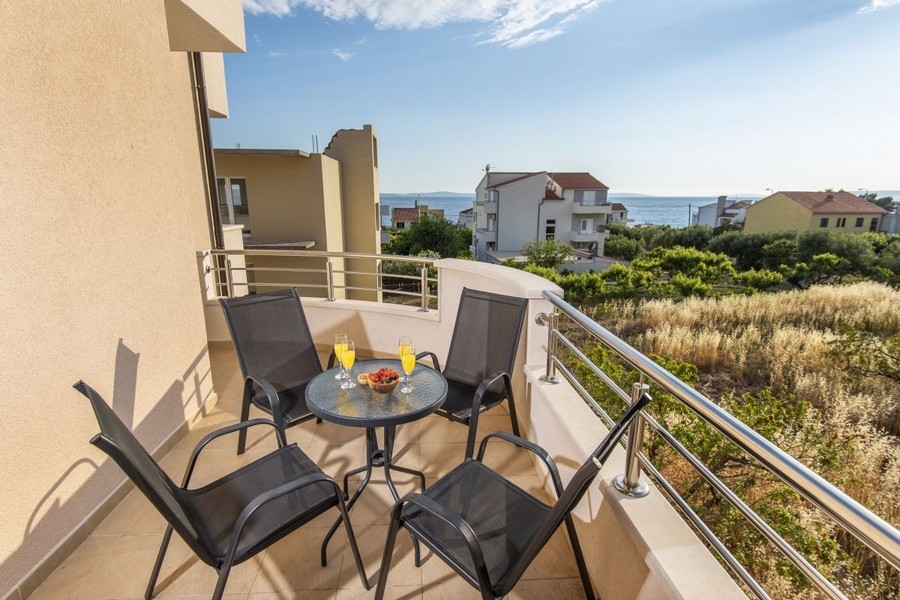 Balcon avec vue mer et salon de jardin