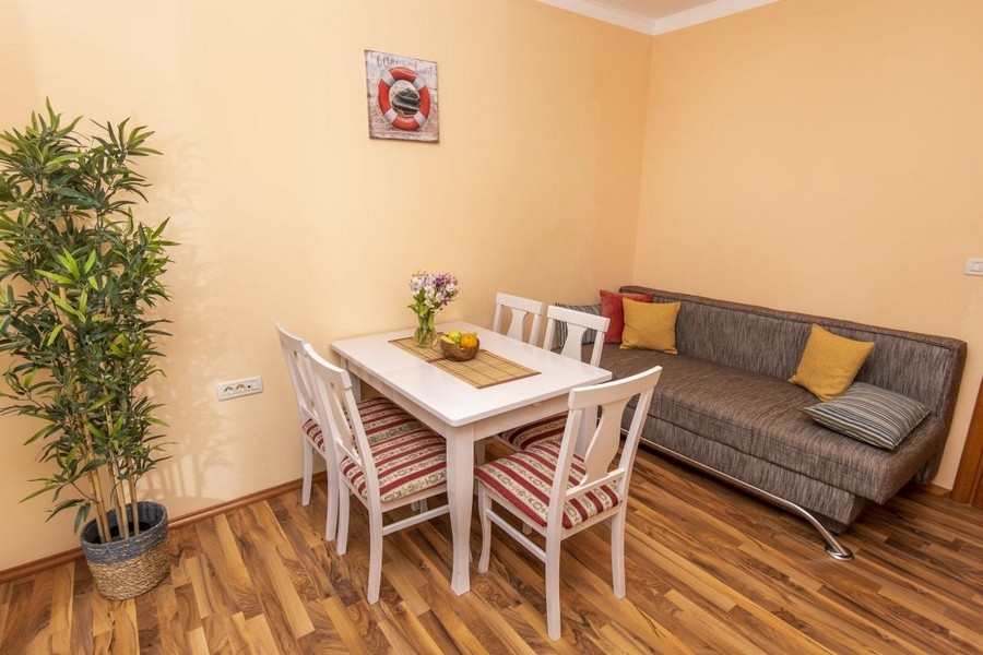 Coin repas avec table et chaises