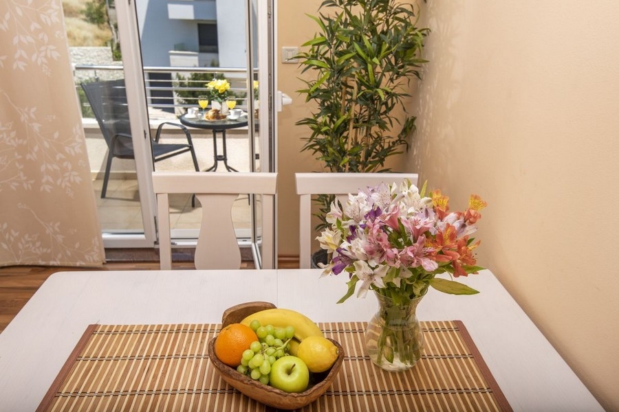 Coin repas avec accès au balcon