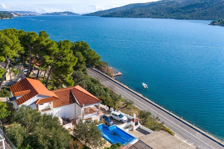 Maison en bord de mer à vendre près de Trogir en Croatie.