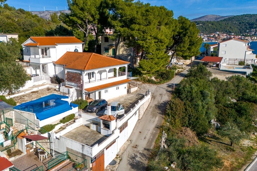 Immeuble d'appartements de 6 unités avec piscine à vendre près de Trogir, Dalmatie.