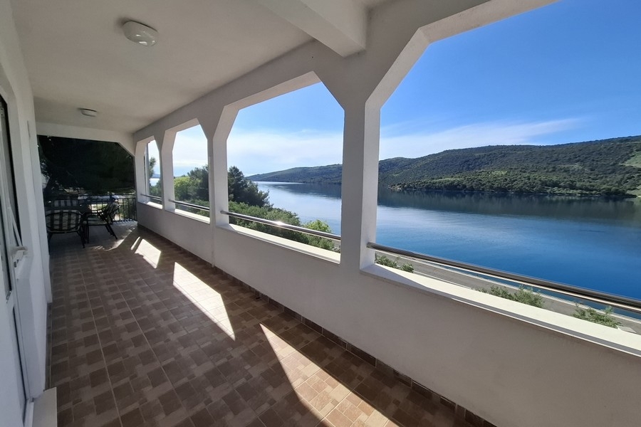 Maison avec vue mer à vendre près de Trogir en Croatie.