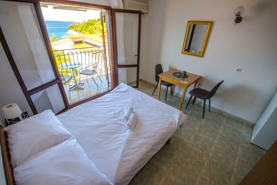 Chambre avec accès direct au balcon et vue mer