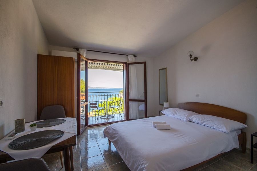 Vaste chambre avec lit double