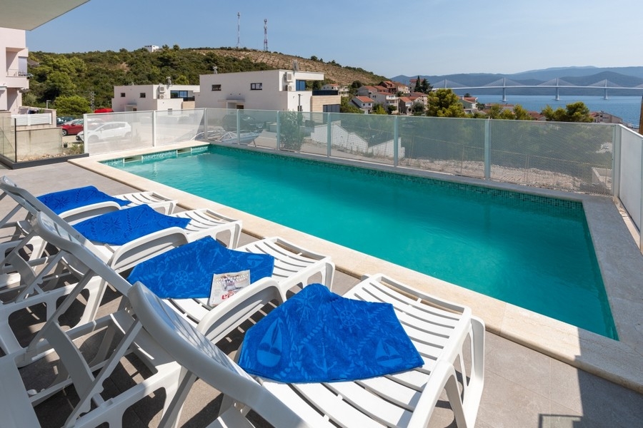 Terrasse lumineuse avec piscine et vue sur la côte