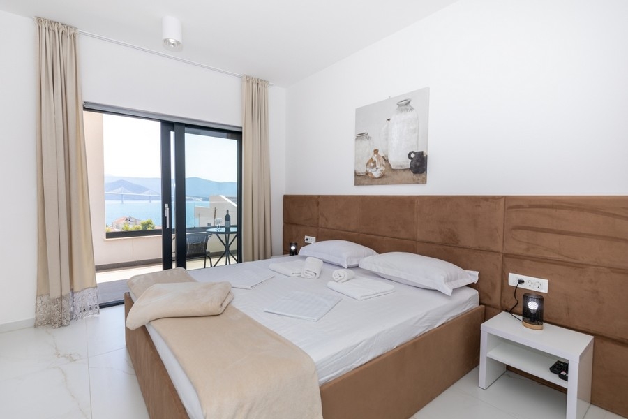 Chambre avec lit double et balcon avec vue mer
