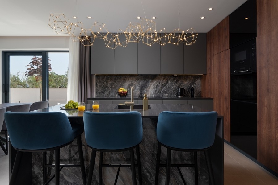 Cuisine avec coin repas intégré dans une villa moderne