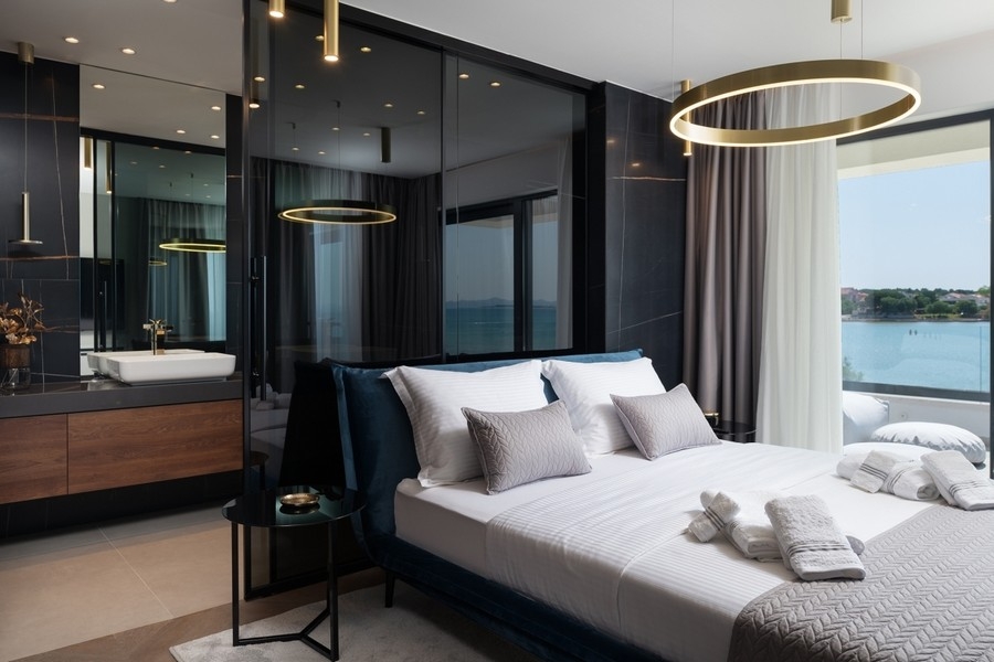 Chambre avec vue mer dans une villa moderne en Croatie