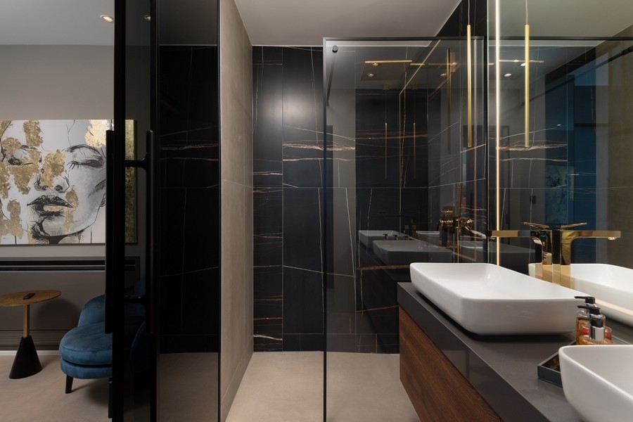 Salle de bains à l'équipement moderne et aux matériaux de qualité