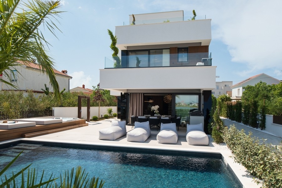 Villa moderne avec piscine à vendre directement en bord de mer près de Zadar.