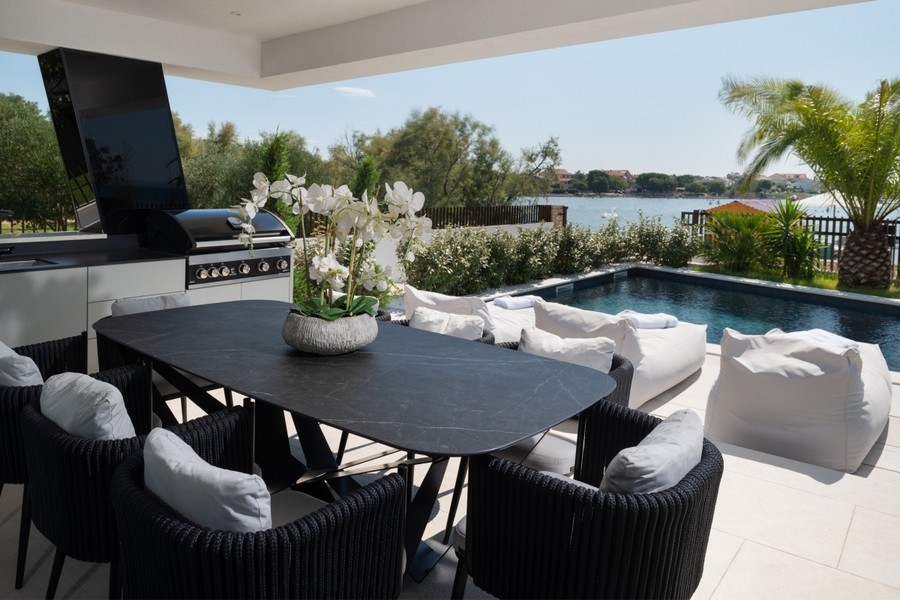 Cuisine extérieure avec terrasse, piscine et vue mer en Croatie