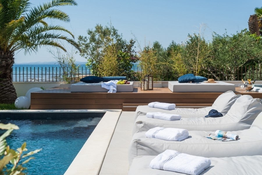 Espace piscine avec solarium et vue mer à une villa moderne