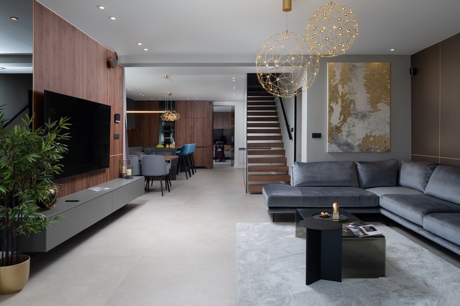 Salon à l'agencement ouvert dans une villa moderne