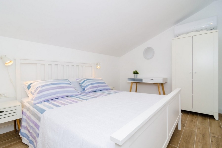 Chambre claire avec mur en pente