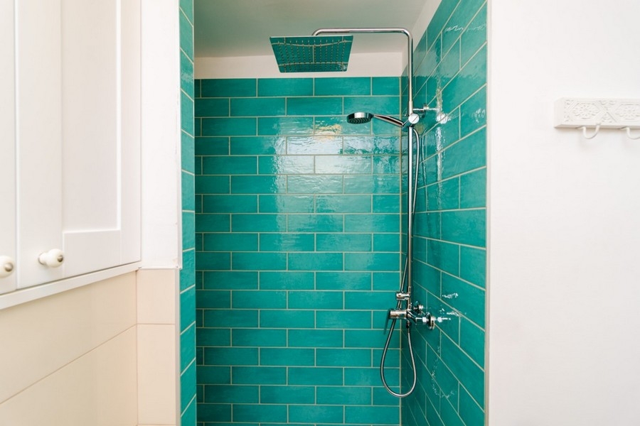 Salle de bains moderne avec douche