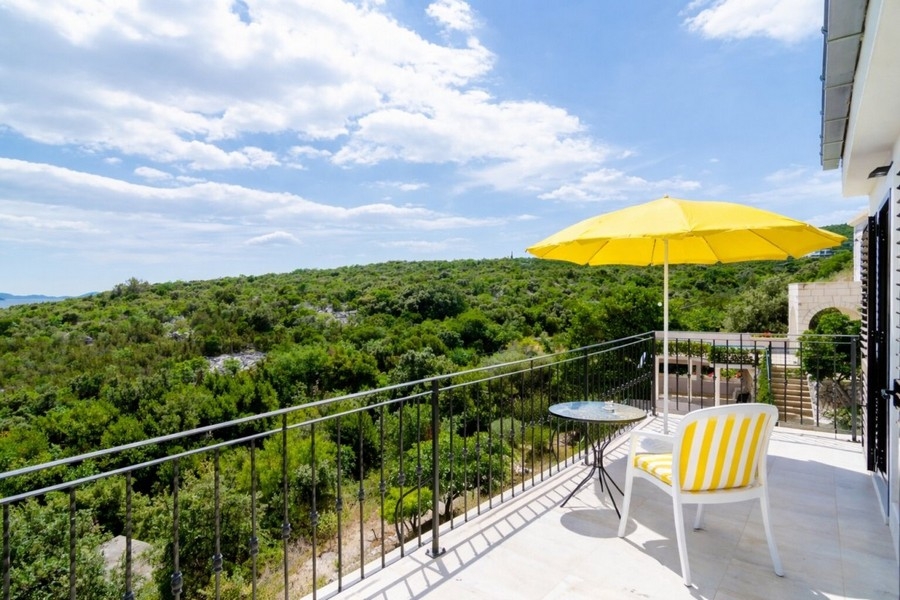 Balcon avec vue sur la verdure et les environs
