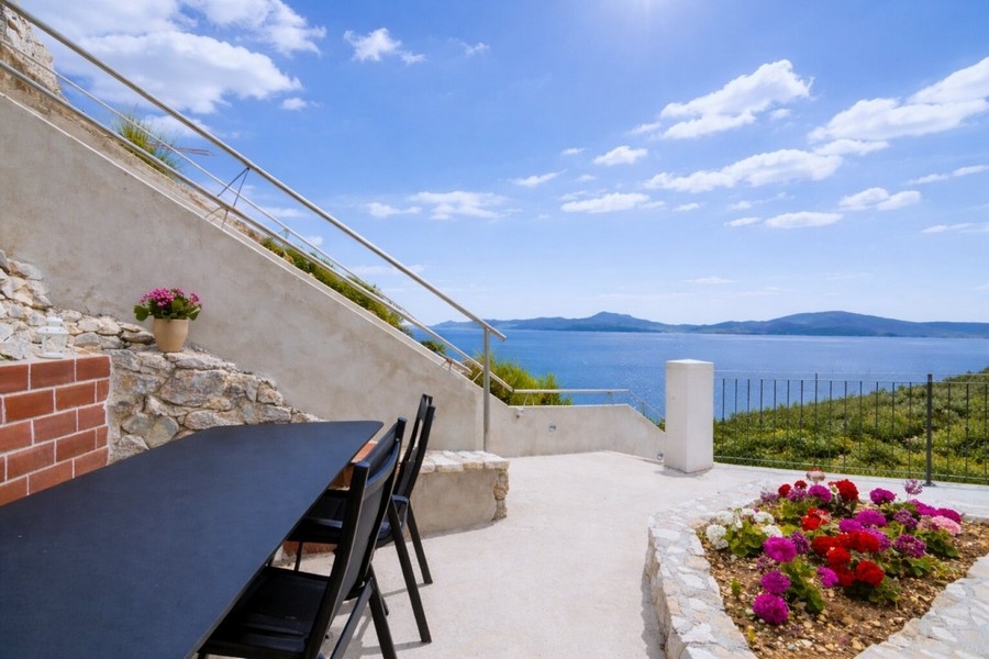 Terrasse avec vue mer et coin salon