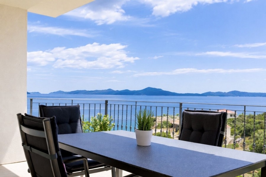 Terrasse couverte avec vue sur la mer et les îles