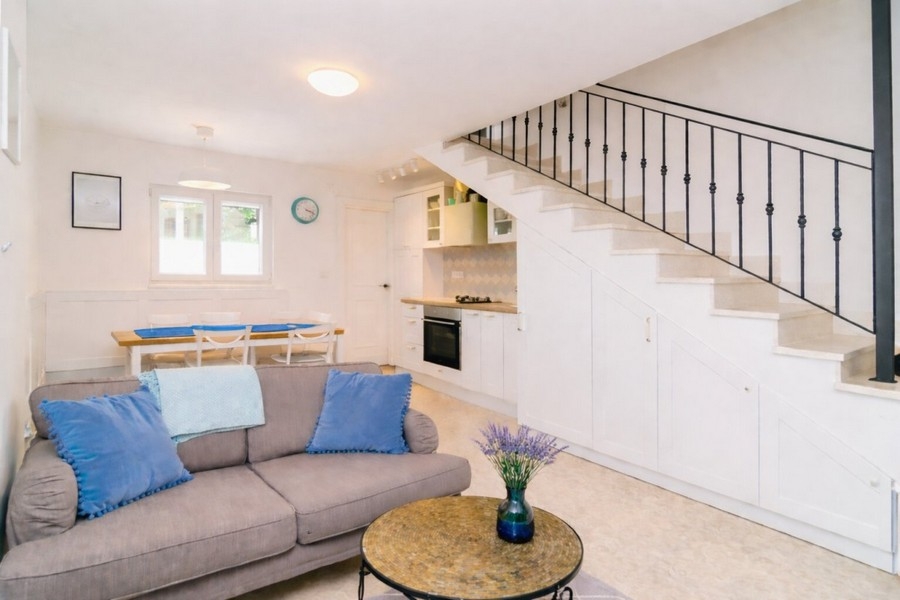 Séjour ouvert avec cuisine et escalier