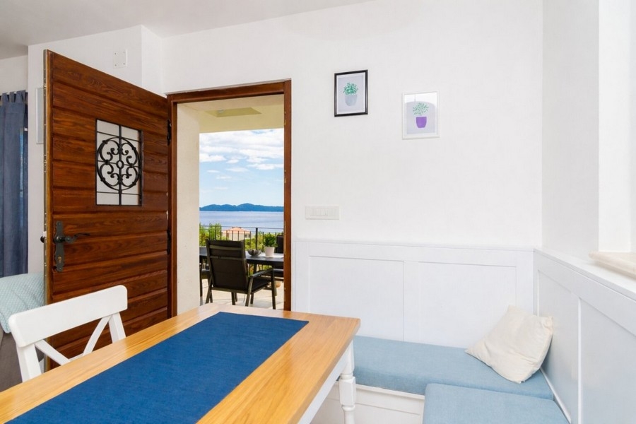 Coin repas avec accès à la terrasse et vue mer