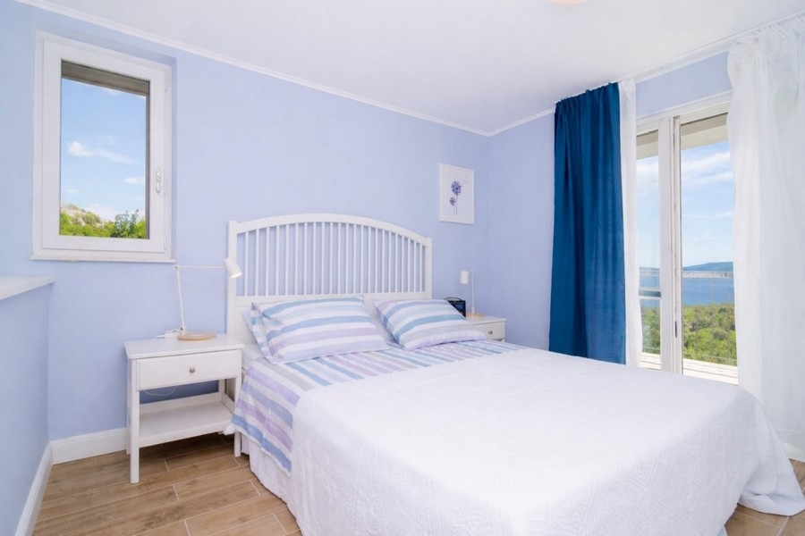 Chambre avec lit double et vue mer