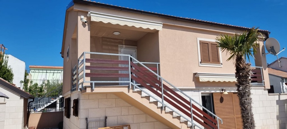 Maison de deux logements avec escalier extérieur en bord de plage à Bibinje, Dalmatie