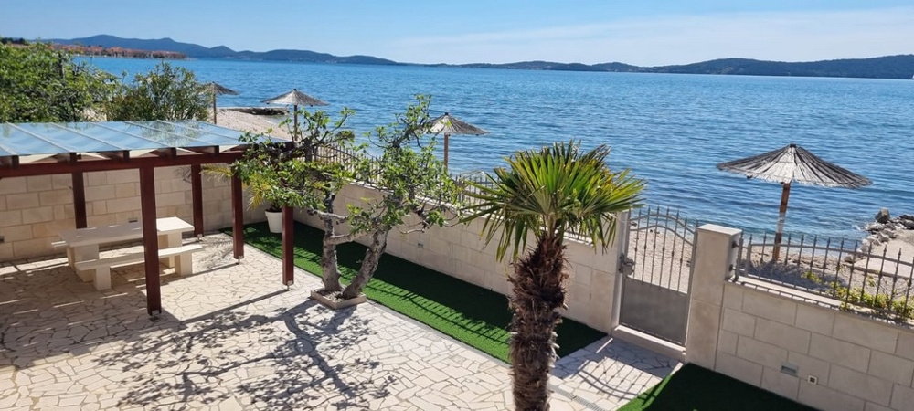 Terrasse avec pergola et accès direct à la plage et vue mer à Bibinje, Croatie